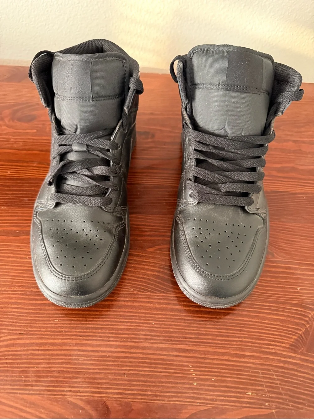 Nike Air Jordan 1 Mid Triple Black